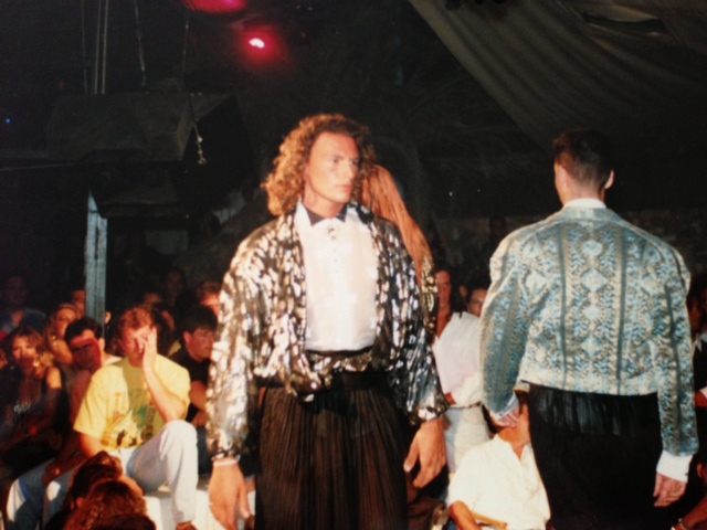 Il bel Roberto Farnesi (ora attore) ai tempi partecipava con noi alle sfilate del Pacha per i negozio di Ibiza