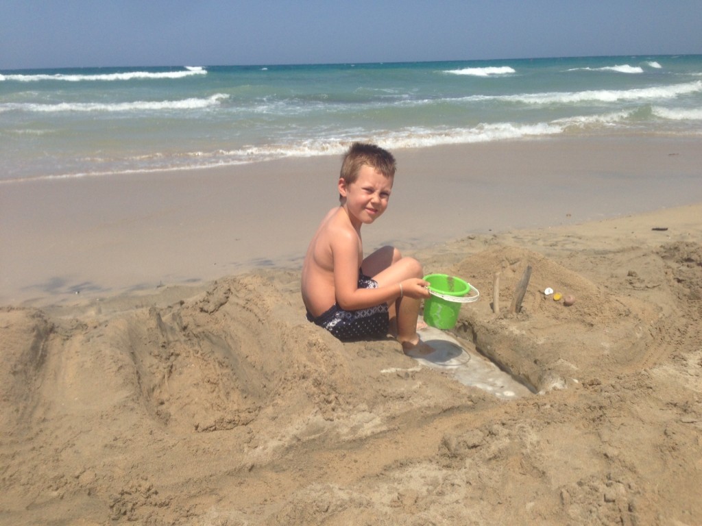 Motoscafo in sabbia da me costruito per Danny in spiaggia sotto Ostuni