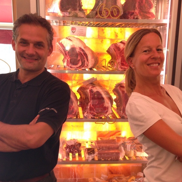 Giorgio Pellegrini e Blogger Barbs davanti al frigo della carne frollata con il sale