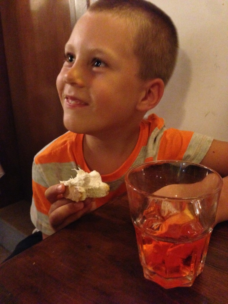 Danny Boy con il suo "Junior spritz" e un crostino con baccalà mantecato. 