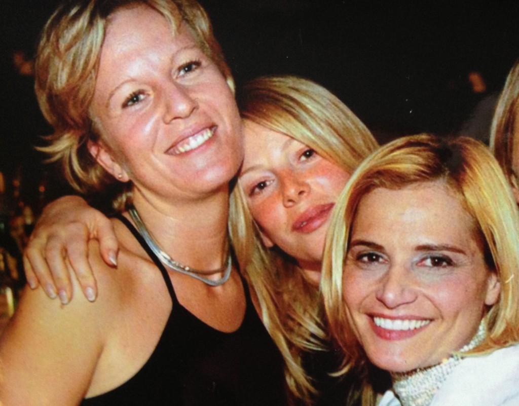 Moi, Alessia e Simona al mio compleanno. Ne facevo 30 quindi…quasi 14 anni fa, ops!